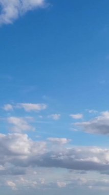Bulutların ve Gökyüzü Görüntülerinin Üzerinde. Drone 'un Kamerasıyla Hava Görüntüsü Yakalandı