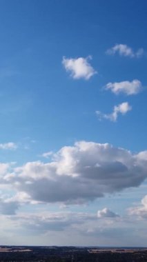 Bulutların ve Gökyüzü Görüntülerinin Üzerinde. Drone 'un Kamerasıyla Hava Görüntüsü Yakalandı