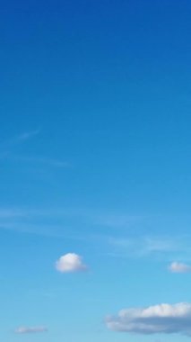 Bulutların ve Gökyüzü Görüntülerinin Üzerinde. Drone 'un Kamerasıyla Hava Görüntüsü Yakalandı