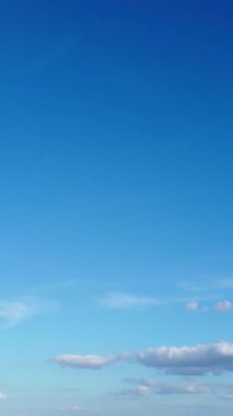 Bulutların ve Gökyüzü Görüntülerinin Üzerinde. Drone 'un Kamerasıyla Hava Görüntüsü Yakalandı