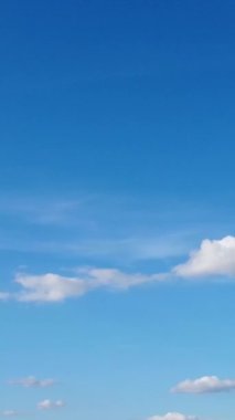 Bulutların ve Gökyüzü Görüntülerinin Üzerinde. Drone 'un Kamerasıyla Hava Görüntüsü Yakalandı