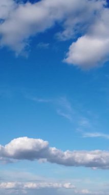 Bulutların ve Gökyüzü Görüntülerinin Üzerinde. Drone 'un Kamerasıyla Hava Görüntüsü Yakalandı