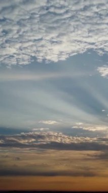 Bulutların ve Gökyüzü Görüntülerinin Üzerinde. Drone 'un Kamerasıyla Hava Görüntüsü Yakalandı