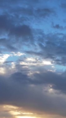 Bulutların ve Gökyüzü Görüntülerinin Üzerinde. Drone 'un Kamerasıyla Hava Görüntüsü Yakalandı