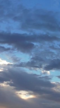 Bulutların ve Gökyüzü Görüntülerinin Üzerinde. Drone 'un Kamerasıyla Hava Görüntüsü Yakalandı