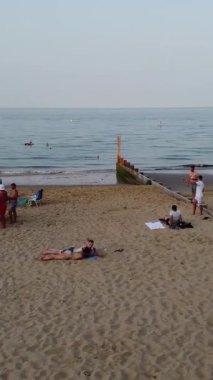  İngiltere 'nin Bournemouth şehrinde İnsanlarla Sahil Cephesi, İngiliz Okyanusunun Hava Görüntüsü