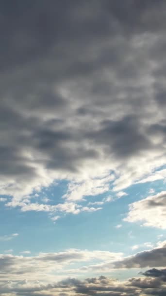 雲と空の映像の上 ドローンのカメラで撮影した空中ビュー — ストック動画