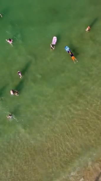 イギリスのボーンマス市の人々とビーチフロント 英国の海の空中映像 — ストック動画