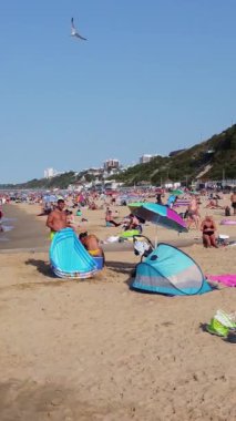  İngiltere 'nin Bournemouth şehrinde İnsanlarla Sahil Cephesi, İngiliz Okyanusunun Hava Görüntüsü