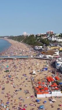  İngiltere 'nin Bournemouth şehrinde İnsanlarla Sahil Cephesi, İngiliz Okyanusunun Hava Görüntüsü