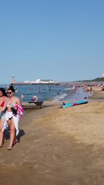 Frente Praia Com Pessoas Bournemouth City England Filmagem Aérea Oceano — Vídeo de Stock