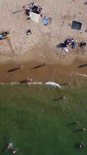 Strandfront Mit Menschen Bournemouth City England Luftaufnahme Des Britischen Ozeans — Stockvideo