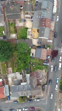 İngiliz şehrinin hava görüntüsü. Drone 'un Kamera Görüntüsünün Dikey ve Portre Biçimi