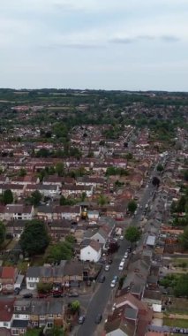 İngiliz şehrinin hava görüntüsü. Drone 'un Kamera Görüntüsünün Dikey ve Portre Biçimi