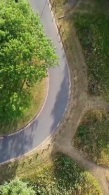 İngiliz şehrinin hava görüntüsü. Drone 'un Kamera Görüntüsünün Dikey ve Portre Biçimi