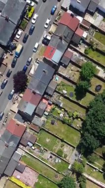 İngiliz şehrinin hava görüntüsü. Drone 'un Kamera Görüntüsünün Dikey ve Portre Biçimi