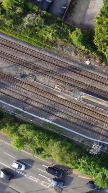 İngiliz şehrinin hava görüntüsü. Drone 'un Kamera Görüntüsünün Dikey ve Portre Biçimi