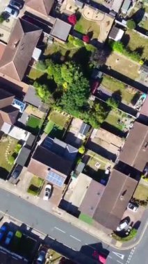 İngiliz şehrinin hava görüntüsü. Drone 'un Kamera Görüntüsünün Dikey ve Portre Biçimi