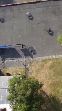 İngiliz şehrinin hava görüntüsü. Drone 'un Kamera Görüntüsünün Dikey ve Portre Biçimi