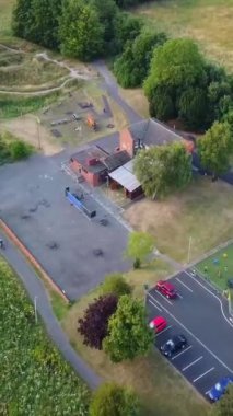 İngiliz şehrinin hava görüntüsü. Drone 'un Kamera Görüntüsünün Dikey ve Portre Biçimi
