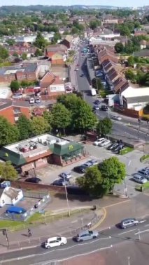 İngiliz şehrinin hava görüntüsü. Drone 'un Kamera Görüntüsünün Dikey ve Portre Biçimi