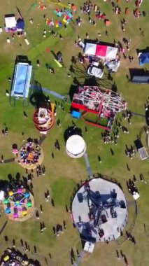 Luton City 'deki Yaz Eğlence Fuarı' nda bir sürü insan gezintiden keyif alıyor.