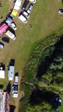 Luton City 'deki Yaz Eğlence Fuarı' nda bir sürü insan gezintiden keyif alıyor.