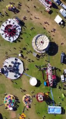 Luton City 'deki Yaz Eğlence Fuarı' nda bir sürü insan gezintiden keyif alıyor.