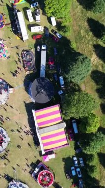 Luton City 'deki Yaz Eğlence Fuarı' nda bir sürü insan gezintiden keyif alıyor.