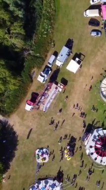 Luton City 'deki Yaz Eğlence Fuarı' nda bir sürü insan gezintiden keyif alıyor.