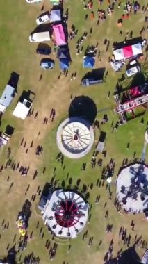 Luton City 'deki Yaz Eğlence Fuarı' nda bir sürü insan gezintiden keyif alıyor.