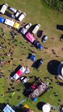 Luton City 'deki Yaz Eğlence Fuarı' nda bir sürü insan gezintiden keyif alıyor.