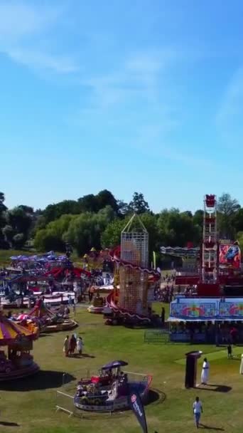 イングランドのルトンシティで夏の楽しいフェア 多くの人々が乗り物を楽しんでいます — ストック動画