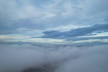 Bulutların ve Gökyüzünün üstünde. Şehrin üzerindeki Bulutların Hava ve Yüksek İrtifa Görüntüsü, Hava Uçaklarının Pencere Görüntüsü