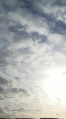 Bulutların ve Gökyüzü Görüntülerinin Üzerinde. Drone 'un Kamerasıyla Hava Görüntüsü Yakalandı