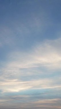 Bulutların ve Gökyüzü Görüntülerinin Üzerinde. Drone 'un Kamerasıyla Hava Görüntüsü Yakalandı