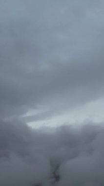 Bulutların ve Gökyüzü Görüntülerinin Üzerinde. Drone 'un Kamerasıyla Hava Görüntüsü Yakalandı