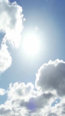 Bulutların ve Gökyüzü Görüntülerinin Üzerinde. Drone 'un Kamerasıyla Hava Görüntüsü Yakalandı