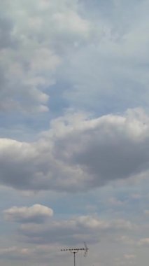 Bulutların ve Gökyüzü Görüntülerinin Üzerinde. Drone 'un Kamerasıyla Hava Görüntüsü Yakalandı