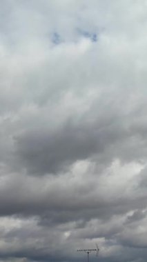Bulutların ve Gökyüzü Görüntülerinin Üzerinde. Drone 'un Kamerasıyla Hava Görüntüsü Yakalandı
