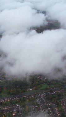 Bulutların ve Gökyüzü Görüntülerinin Üzerinde. Drone 'un Kamerasıyla Hava Görüntüsü Yakalandı