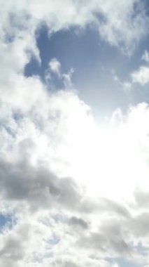 Bulutların ve Gökyüzü Görüntülerinin Üzerinde. Drone 'un Kamerasıyla Hava Görüntüsü Yakalandı