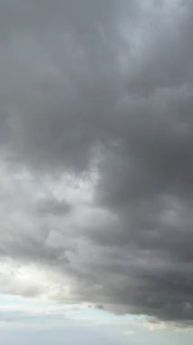 Bulutların ve Gökyüzü Görüntülerinin Üzerinde. Drone 'un Kamerasıyla Hava Görüntüsü Yakalandı