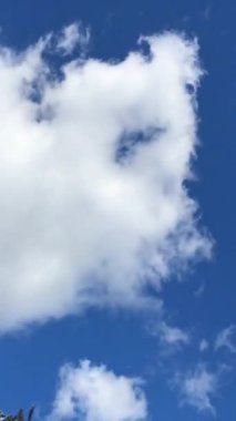 Bulutların ve Gökyüzü Görüntülerinin Üzerinde. Drone 'un Kamerasıyla Hava Görüntüsü Yakalandı