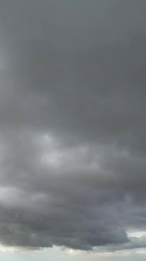 Bulutların ve Gökyüzü Görüntülerinin Üzerinde. Drone 'un Kamerasıyla Hava Görüntüsü Yakalandı