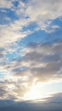 Bulutların ve Gökyüzü Görüntülerinin Üzerinde. Drone 'un Kamerasıyla Hava Görüntüsü Yakalandı