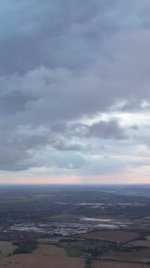 Bulutların ve Gökyüzü Görüntülerinin Üzerinde. Drone 'un Kamerasıyla Hava Görüntüsü Yakalandı