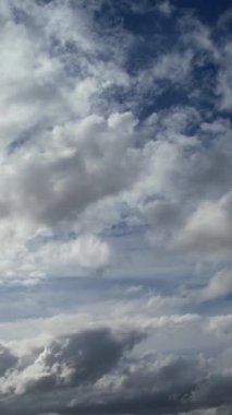 Bulutların ve Gökyüzü Görüntülerinin Üzerinde. Drone 'un Kamerasıyla Hava Görüntüsü Yakalandı