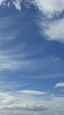 Bulutların ve Gökyüzü Görüntülerinin Üzerinde. Drone 'un Kamerasıyla Hava Görüntüsü Yakalandı