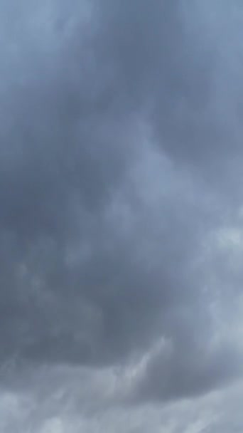 Bulutların Gökyüzü Görüntülerinin Üzerinde Drone Kamerasıyla Hava Görüntüsü Yakalandı — Stok video